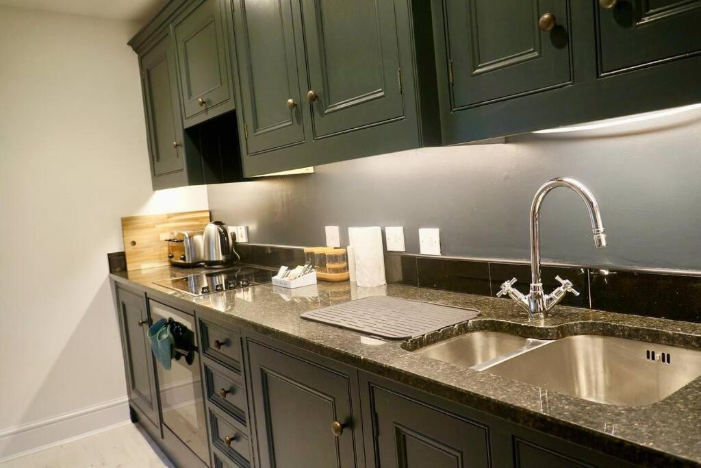 Epic Location, Views & Large Private Terrace Apartman Windsor Kültér fotó