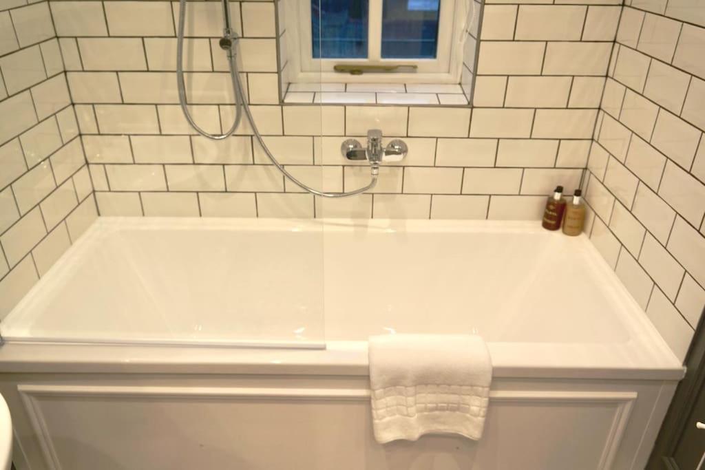 Epic Location, Views & Large Private Terrace Apartman Windsor Kültér fotó